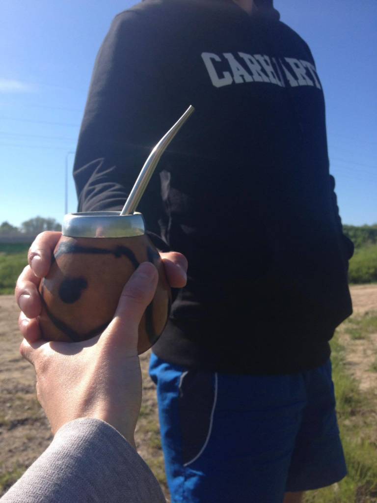 Mój chłopak wręczający mi tykwę Yerba Mate