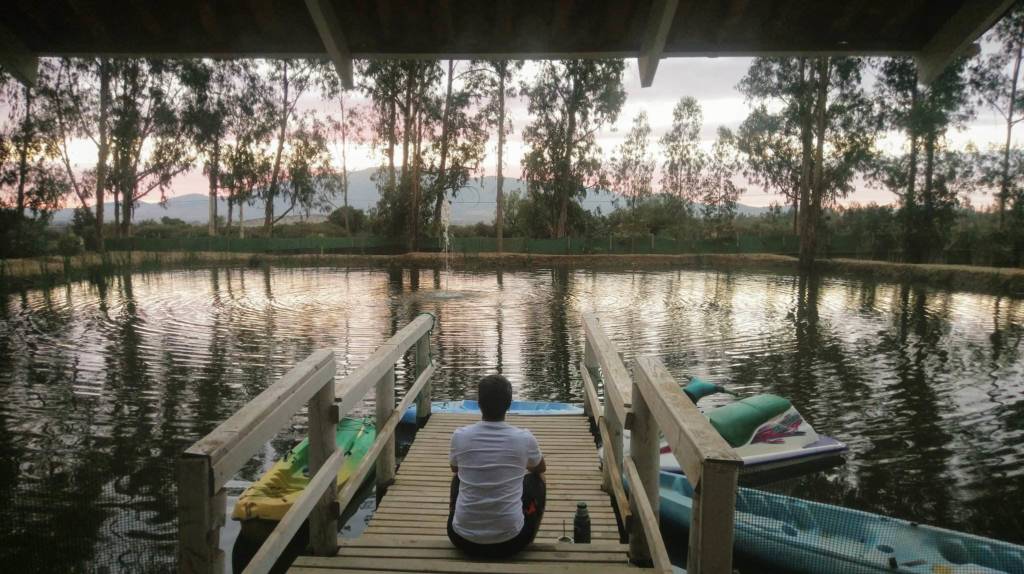 Relajarse con Yerba Mate en el lago