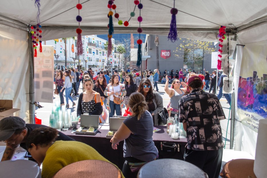 Angelenos in action buying some Yerba Mate. Photo by Joel Hindman