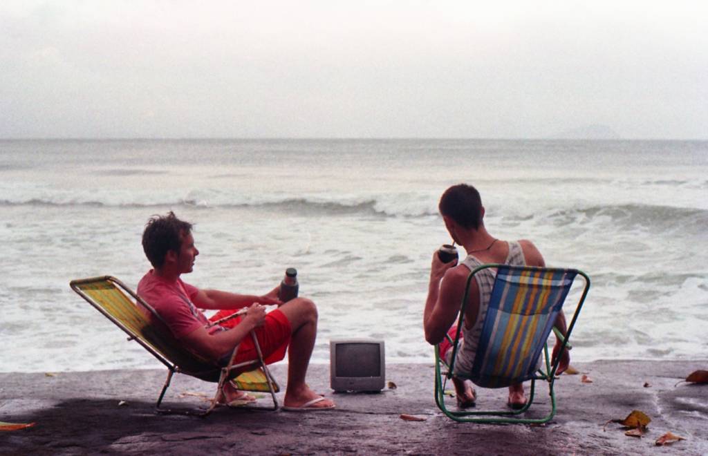 Some friends enjoying Yerba Mate at the beach. Notice the TV is off.