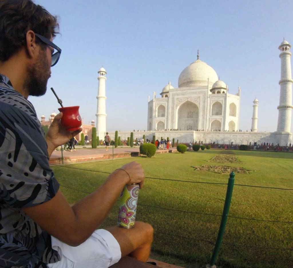 Pasando el rato en el Taj Mahal con mi mate