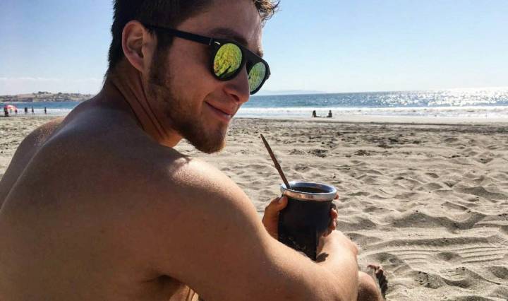 Disfrutando de una deliciosa Yerba Mate en la playa