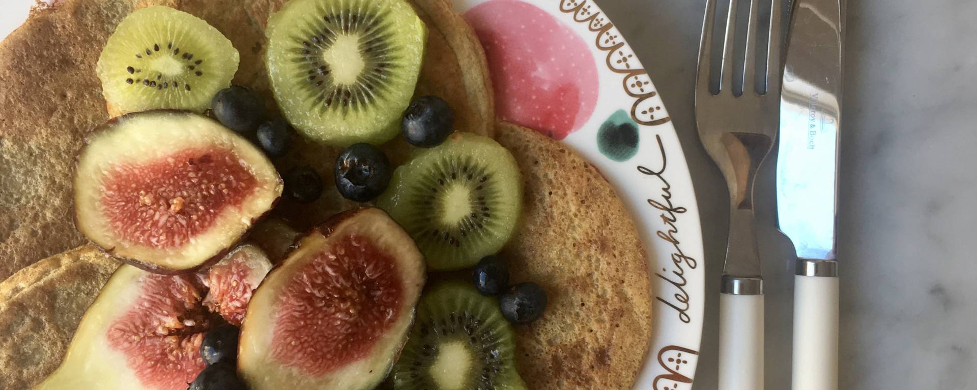 A delicious breakfast with yerba mate, pancakes, kiwis, figs and blueberries