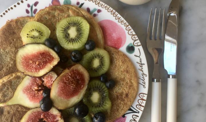 A delicious breakfast with yerba mate, pancakes, kiwis, figs and blueberries